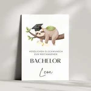 Glückwunschkarte zum Bachelor – Personalisiert mit Wunschnamen | Faultier